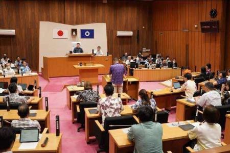 かりゆしウェアを議会で着用　沖縄市との友好の絆をPR