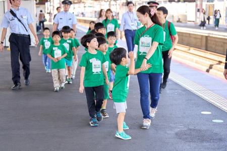 お子さまは駅＆車両基地で探検、ご家族は癒しの列車旅