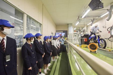 【ニュースレター】地域学校から好評、二輪車組utf-8