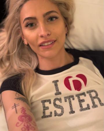 I love Paris, I love Ester: 友情を賞賛する限定Tシ