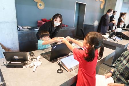 1泊2日の小学生向けホテル職業体験で、旅をしながら“