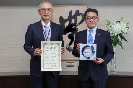 株式会社ムトウに感謝状を贈呈 骨伝導集音器を受贈