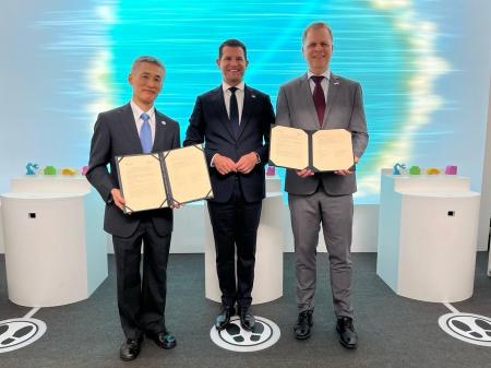 オランダ代表団が大阪万博で最先端統合フォトニクス技