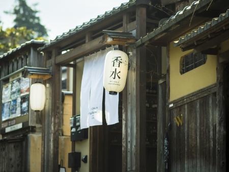 世界遺産・清水寺へと続く石畳の坂道にある伝統的建造
