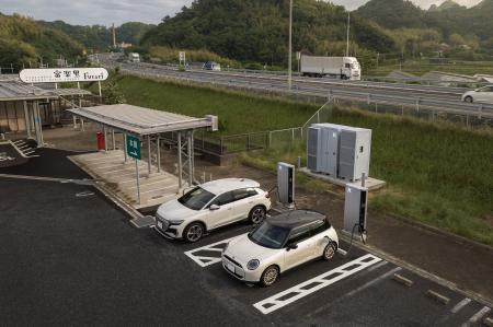 ハイウェイオアシス富楽里に初の高速道路上EVチャージ