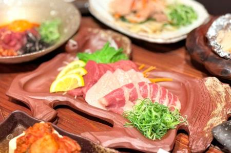 コスパ抜群の「馬肉食べ飲み放題コース」が飛び込みOK