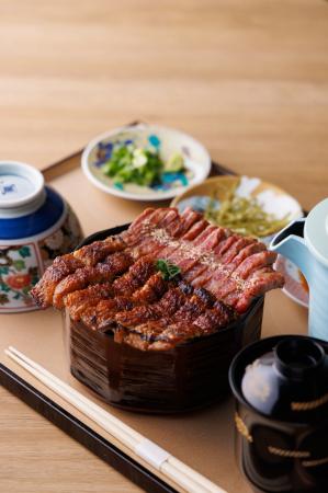 名古屋発コスパ最強と行列の絶えない、「昼だけうなぎ