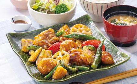 夏野菜が彩る「季節の野菜と豚と鶏つくねの黒酢あん」