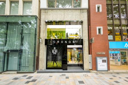 アクティブウェアブランド「CRONOS（クロノス）」の旗