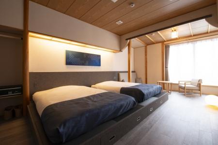 瑠璃「深い青の静寂、夏の涼を感じる部屋」