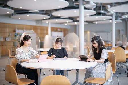 地方からの進学者を経済面で支援する「日本女子大学入
