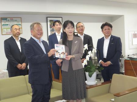 エフピコ・遠鉄ストア浜松市内の小学校96校に学習まん