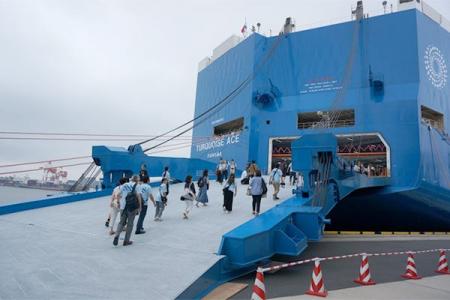 全長約200mの巨大な自動車船を見学しませんか？