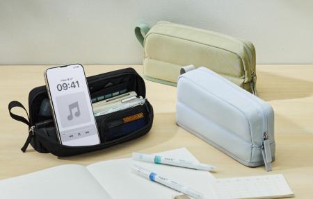 開くとスマホが立てかけられる「ツールペンケース＜カ