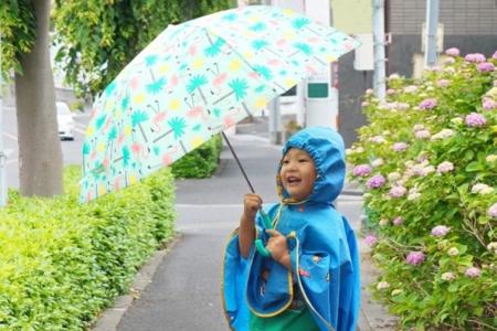 とうとう梅雨の時期到来！ポンチョについて調査しまし