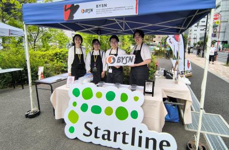 障害のあるスタッフと共にBYSNコーヒーを提供