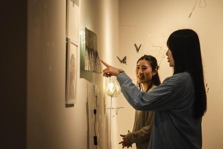 歴史的建造物の中を揺れる、光と影に没入する幻想的な