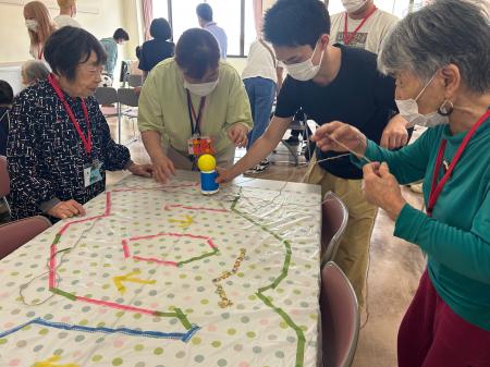 認知症のある方と学生が多世代交流や学食で一緒にラン