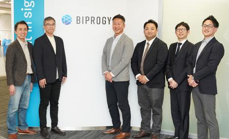 複数サービスの運用業務を集約し、業務工数30％削減を