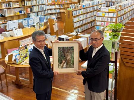 【長崎県・新上五島町】町立奈良尾図書館で山本二三が