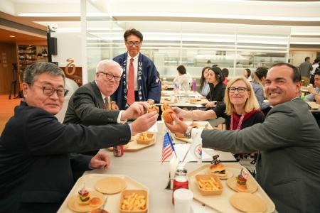 「大使館職員150名を唸らせたアメリカンハンバーガー