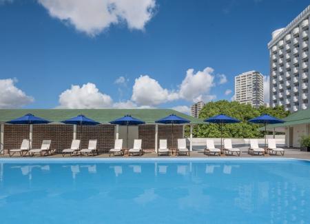 2つのアウトドアプールを1度に楽しむ夏の「プールホッ