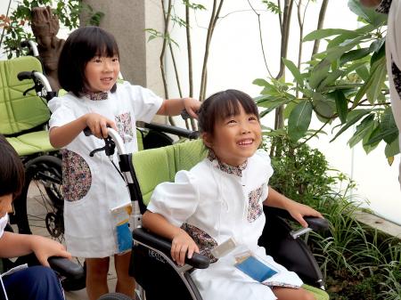 〈祝 敬老の日〉子どもたちが“介護の仕事”を楽しく体 〈祝 敬老の日〉子どもたちが“介護の仕事”を楽しく体