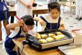 〈祝 敬老の日〉子どもたちが“介護の仕事”を楽しく体 〈祝 敬老の日〉子どもたちが“介護の仕事”を楽しく体