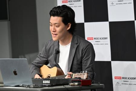 音楽とお笑いの二刀流・粗品さん、学生約230名に特別 音楽とお笑いの二刀流・粗品さん、学生約230名に特別