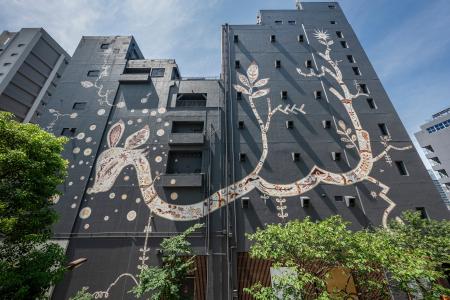 淺井裕介、寺田倉庫G号の大型壁画「何も語るな、何も 淺井裕介、寺田倉庫G号の大型壁画「何も語るな、何も