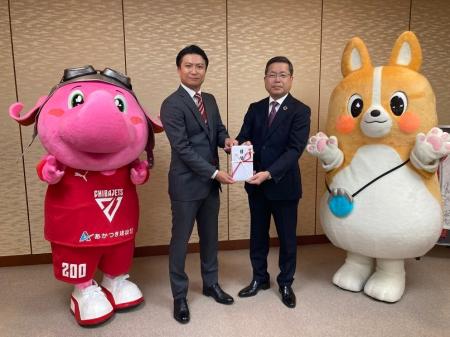 千葉ジェッツふなばしへ地域貢献活動資金を寄贈しまし 千葉ジェッツふなばしへ地域貢献活動資金を寄贈しまし