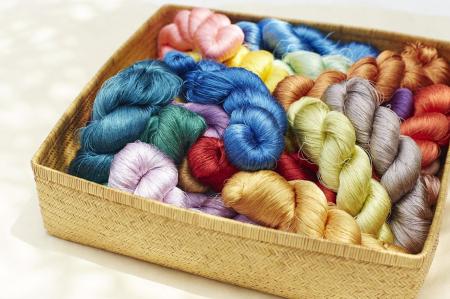 染め織りを通した深い芸術体験と、文化や思想の講義に 染め織りを通した深い芸術体験と、文化や思想の講義に