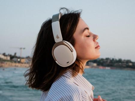 最大49dB低減!進化したノイズキャンセリングと極上の 最大49dB低減!進化したノイズキャンセリングと極上の