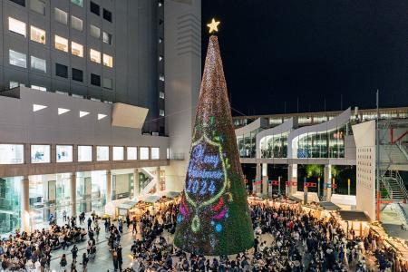 夜空にきらめくショータイムの開幕。高さ25mのLEDマッ 夜空にきらめくショータイムの開幕。高さ25mのLEDマッ