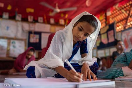 ロヒンギャ難民の子どもと若者 資金難による深刻な影 ロヒンギャ難民の子どもと若者 資金難による深刻な影