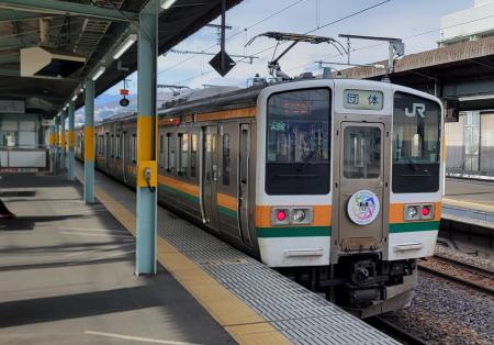 両毛線沿線のワインと食を車内で楽しめる特別列車を運 両毛線沿線のワインと食を車内で楽しめる特別列車を運