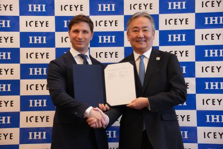 世界最大級の小型SAR衛星コンステレーションで防衛・ 世界最大級の小型SAR衛星コンステレーションで防衛・