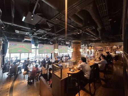 MLB cafe FUKUOKAでドジャース対ブルワーズの試合を観 MLB cafe FUKUOKAでドジャース対ブルワーズの試合を観