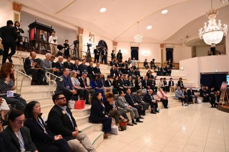 世界30カ国以上・1800人の学生が参 加社会課題をテー 世界30カ国以上・1800人の学生が参 加社会課題をテー