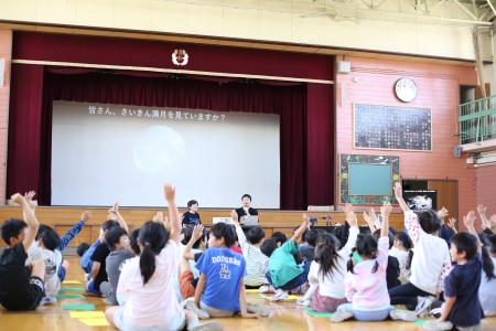 「秋の夜長」月を見たくなる授業?タカラトミーが地元 「秋の夜長」月を見たくなる授業?タカラトミーが地元