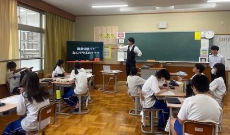 安曇川中学校にて桑原組がビジネスマナー講義を実施 安曇川中学校にて桑原組がビジネスマナー講義を実施