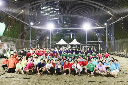 社内対抗ビーチバレーボール大会を開催― 部署の垣根を 社内対抗ビーチバレーボール大会を開催― 部署の垣根を
