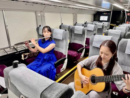 中央線快速グリーン車内で素敵な音楽の旅を!生演奏イ 中央線快速グリーン車内で素敵な音楽の旅を!生演奏イ