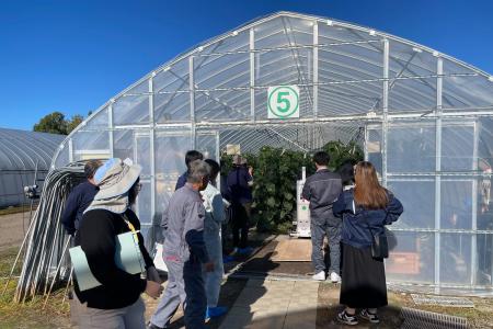 北海道・北空知地域で4日間で100名超が視察。AI収穫ロ 北海道・北空知地域で4日間で100名超が視察。AI収穫ロ