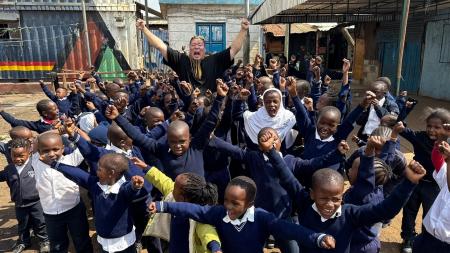 ハルク財団、ケニア・キベラスラムの子ども100人を修 ハルク財団、ケニア・キベラスラムの子ども100人を修