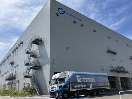 印刷に用いられる巻取紙を自動運転トラックで幹線輸送 印刷に用いられる巻取紙を自動運転トラックで幹線輸送