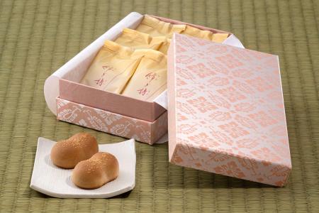 伝統の西陣織×誕生40周年の和菓子「紡ぎ詩」がコラボ 伝統の西陣織×誕生40周年の和菓子「紡ぎ詩」がコラボ