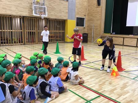 園児たちが初めてデフの世界を体験中央区立久松幼稚園 園児たちが初めてデフの世界を体験中央区立久松幼稚園
