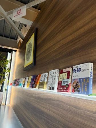 “読書の日”に社員の子どもたちへ「商品券」をプレゼン “読書の日”に社員の子どもたちへ「商品券」をプレゼン