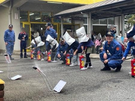 中学生が”先生役”で小学生に防災指導 中学生が”先生役”で小学生に防災指導